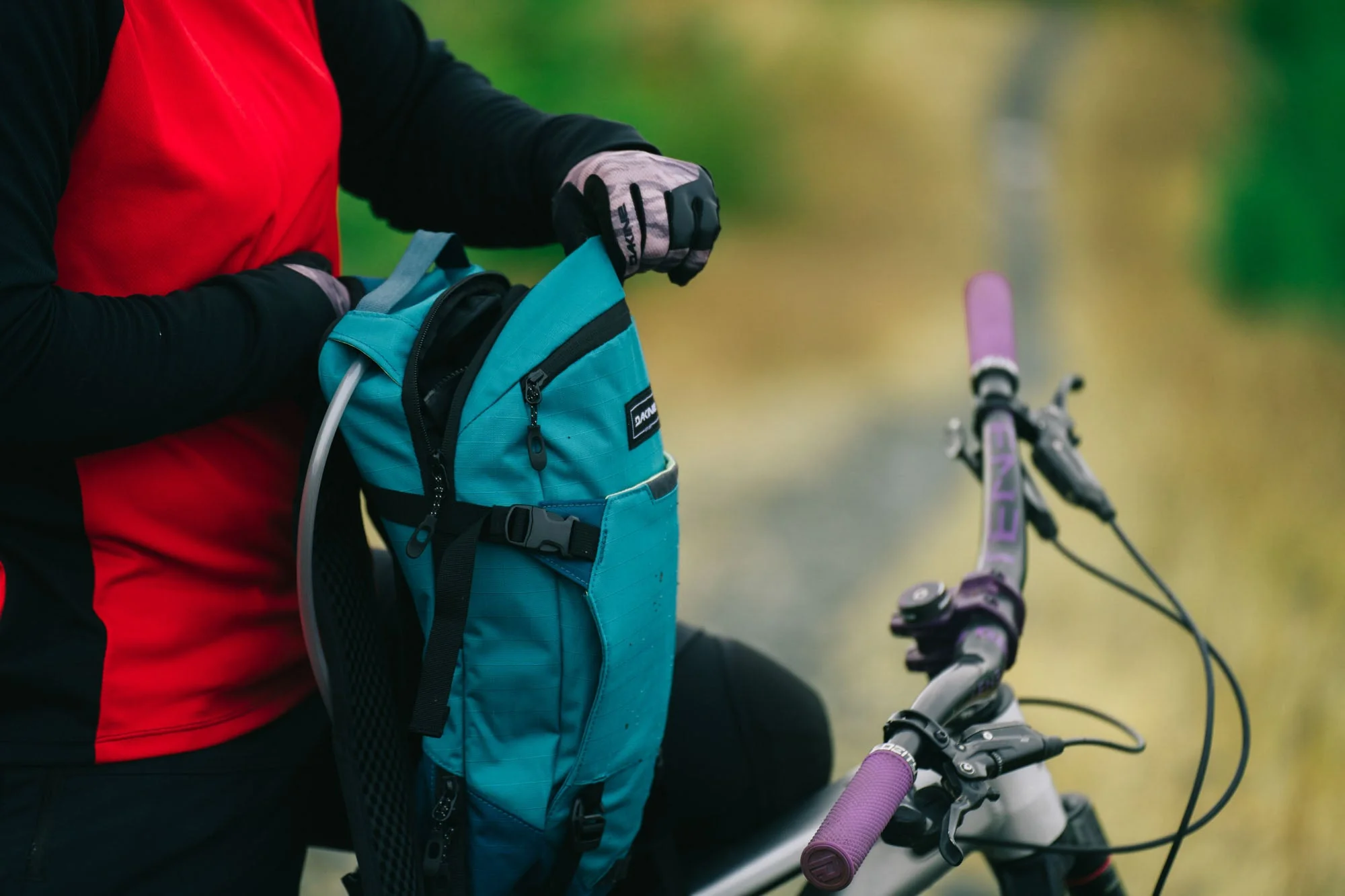 Drafter 10L Bike Hydration Backpack - Women's - Image 10